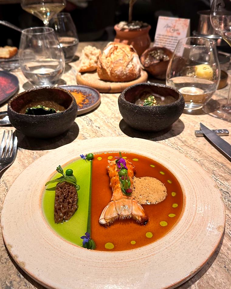Restaurant Alan Geaam à Paris, langoustine, sauce corail et purée de petits pois, mezzés et pain de la maison