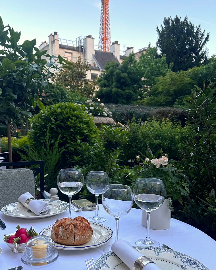 Maison Roland au Shangri-La Paris, table dressée sur la terrasse du jardin face à la tour Eiffel