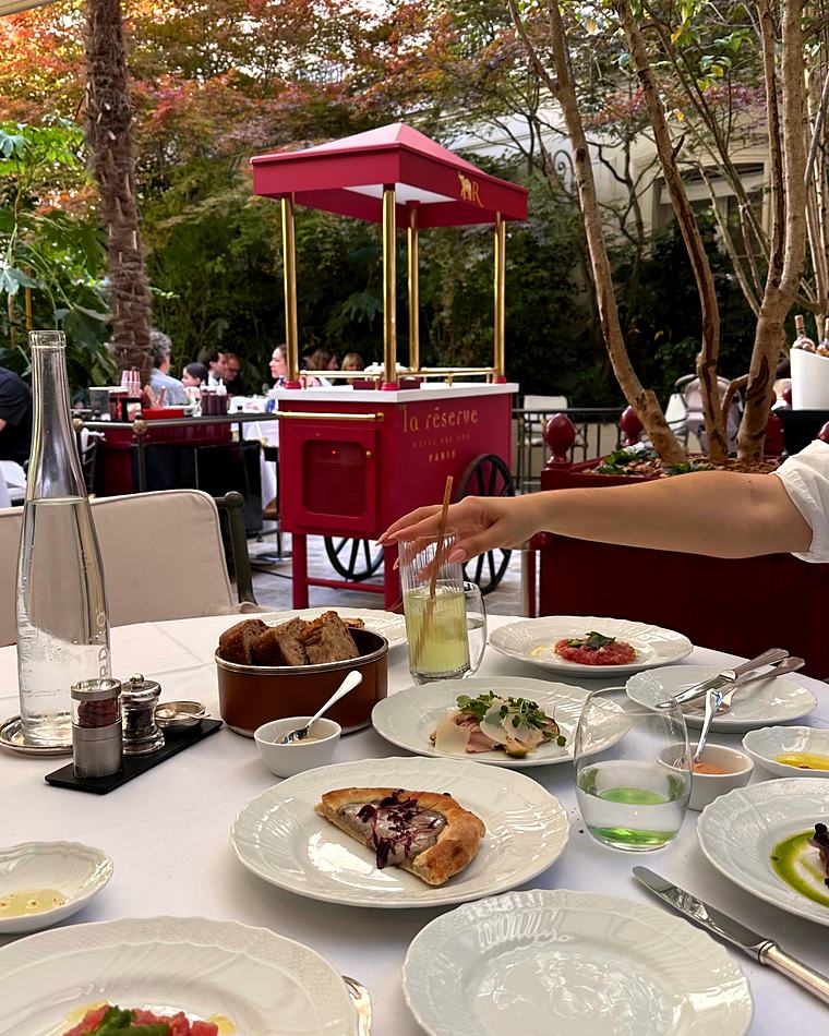 La Pagode de Cos à La Réserve Paris, tartares et entrées servis sur le patio planté d'érables