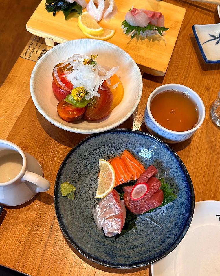 Restaurant Zen à Paris, sashimi de thon et de saumon, salade de tomates anciennes et thé vert