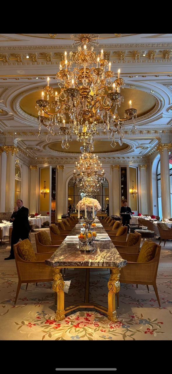Conciergerie d'entreprise à Paris, salle à manger d'un palace parisien dressée pour un dîner d'affaires