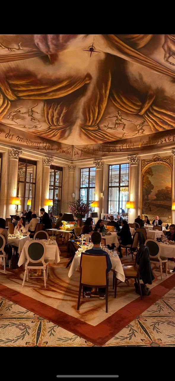 Conciergerie privée Paris, salle du restaurant Le Dalí au Meurice, fresque au plafond et tables dressées